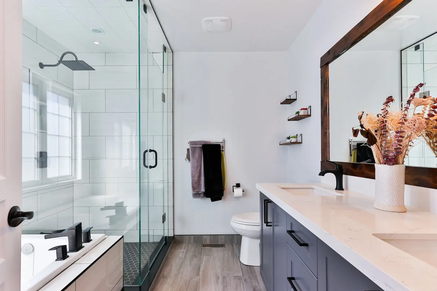 Baño privado con ducha de vidrio y agua caliente