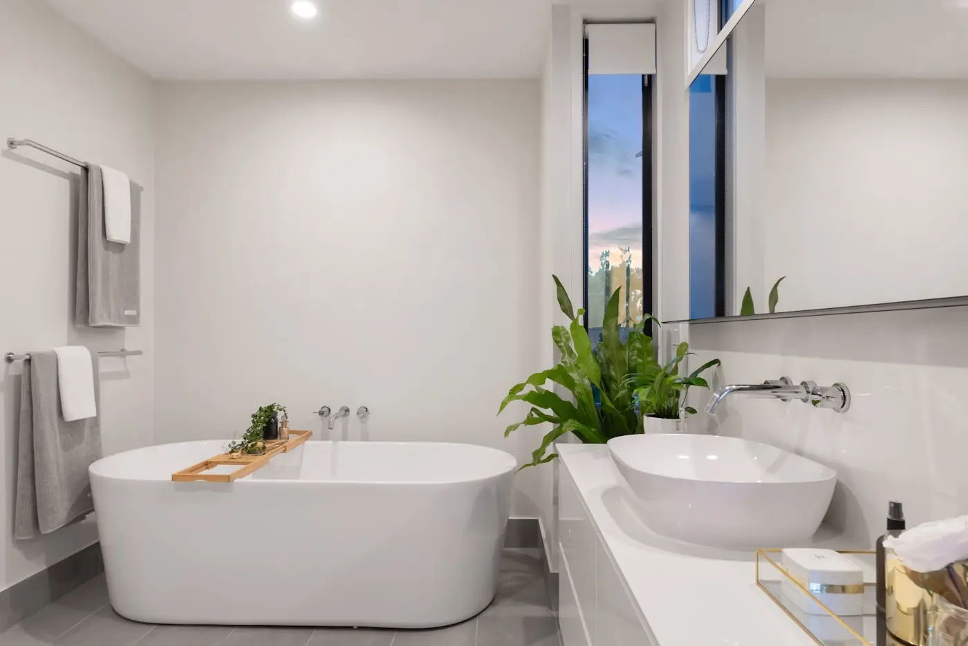 Baño premium de la mini suite al atardecer